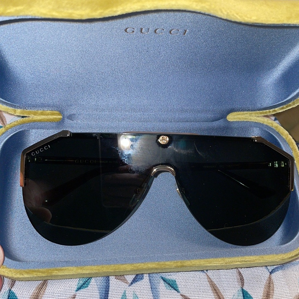 NWOT (unisex) gucci sunglasses